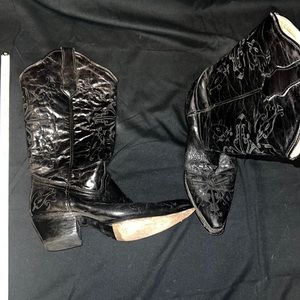 A must have , the pictures doesn’t make justice on the embroidery !